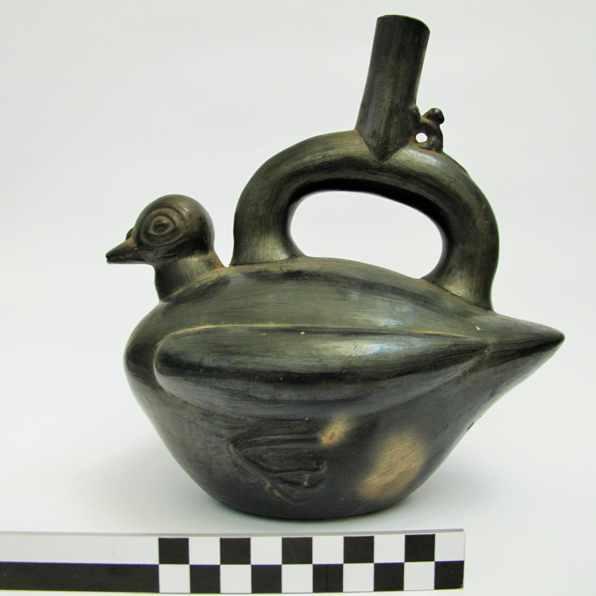 Botella con asa estribo (900-1470 DC)